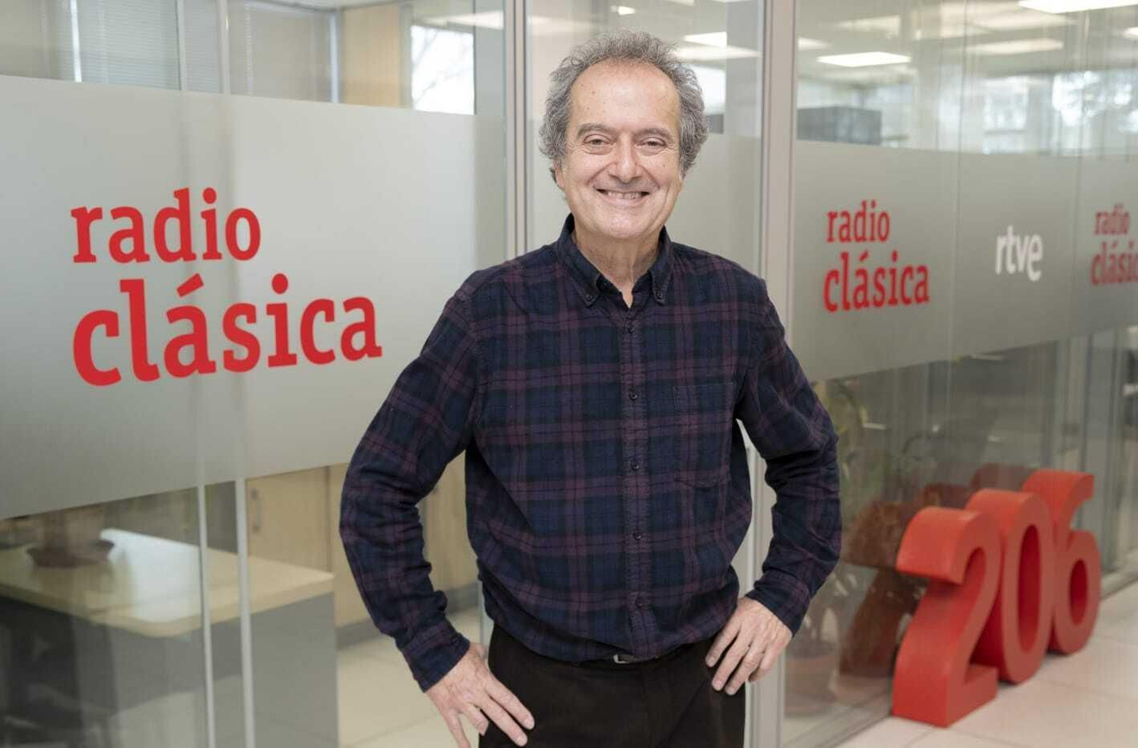 El músico y comunicador Sergio Pagán, en uno de los estudios de RNE.