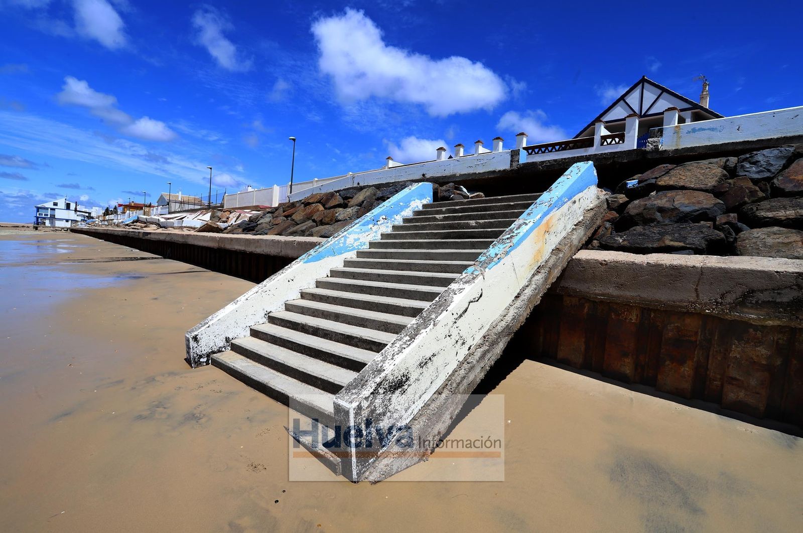 Imágenes de la zona de la playa de Matalascañas más afectada por el temporal