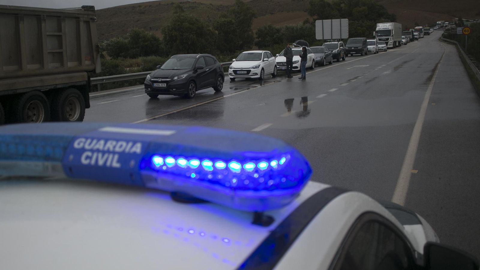Retención de tráfico provocada por el corte de la carretera.