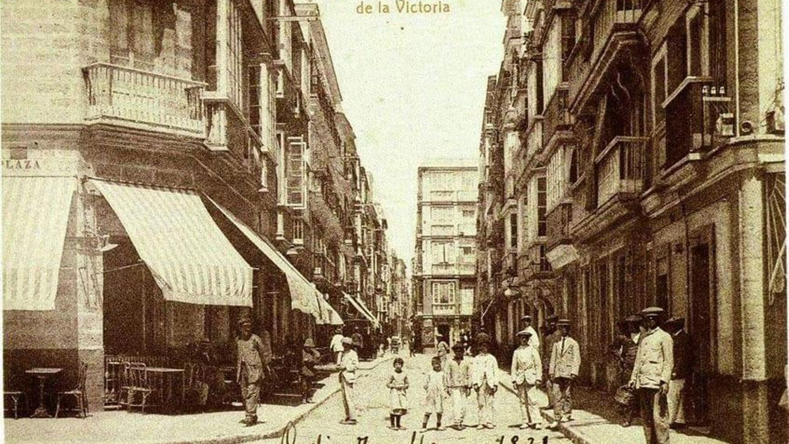 Foto de la calle Nueva en el año 1929. Pueden verse los toldos de rayas como los que ahora quieren colocar en Casa Angelita.