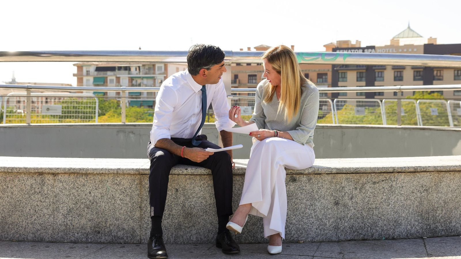 Rishi Sunak y Giorgia Meloni, ayer en la terraza del Palacio de Congresos