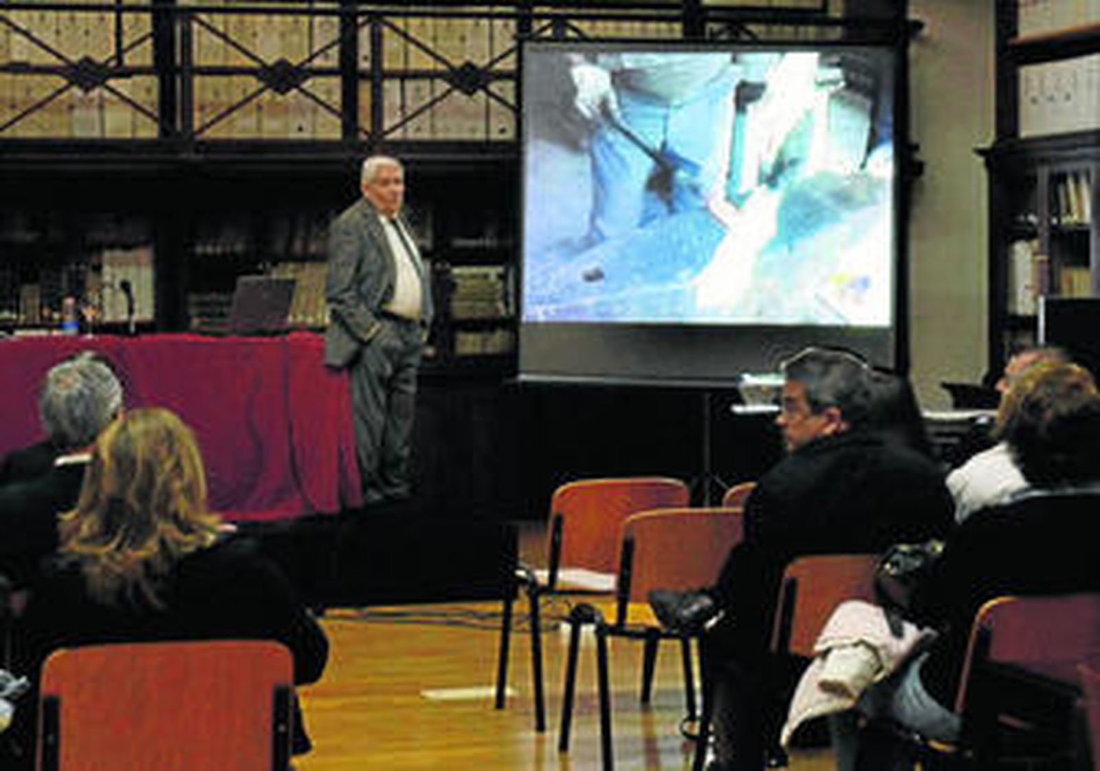 Félix Tejada Prieto, durante su charla en la antigua biblioteca del edificio San Luis.