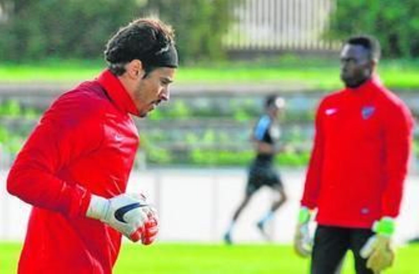 Ochoa hace carrera continua con Kameni en segundo plano.