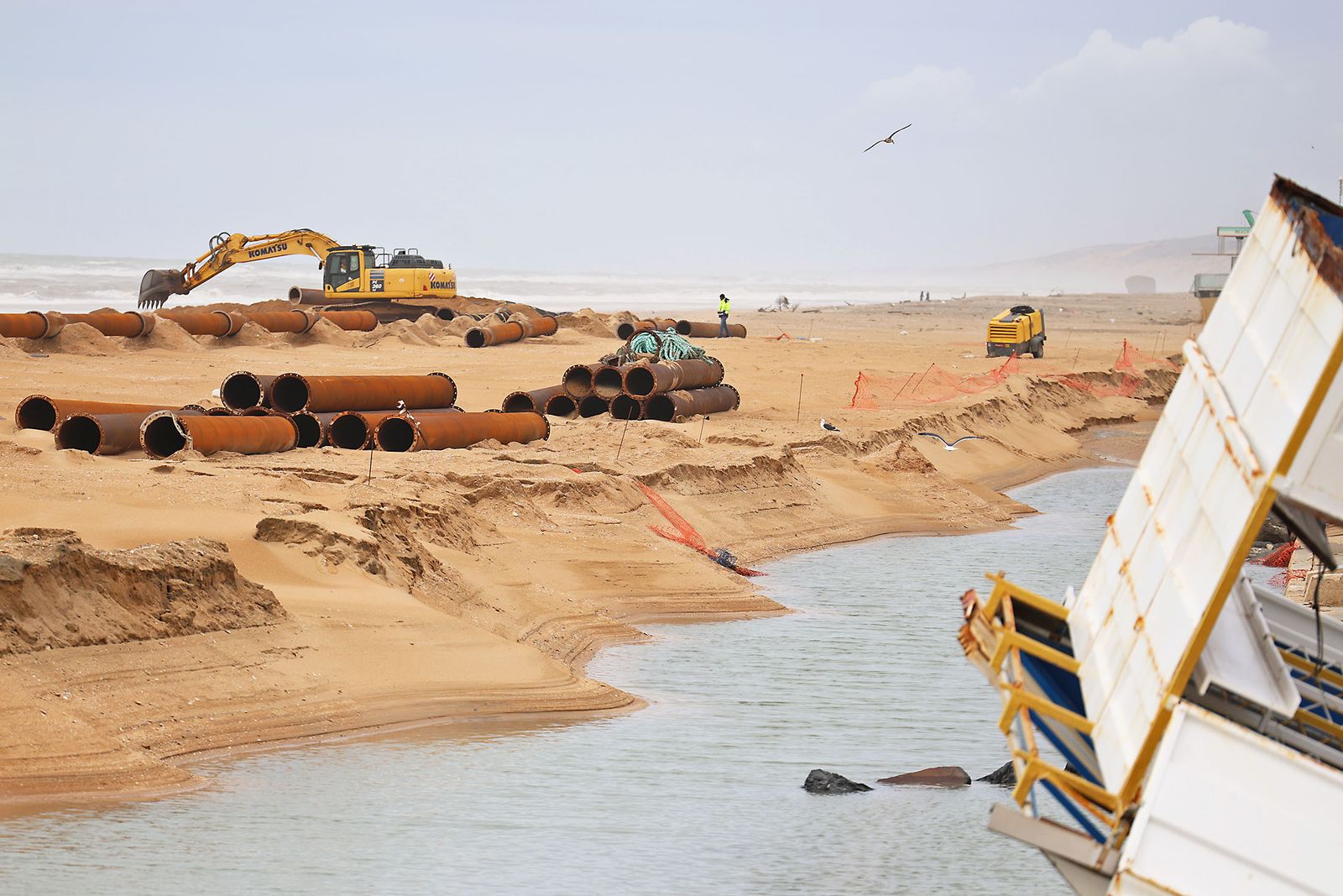Las fotografías del aporte de arena para regenerar la playa de Matalascañas