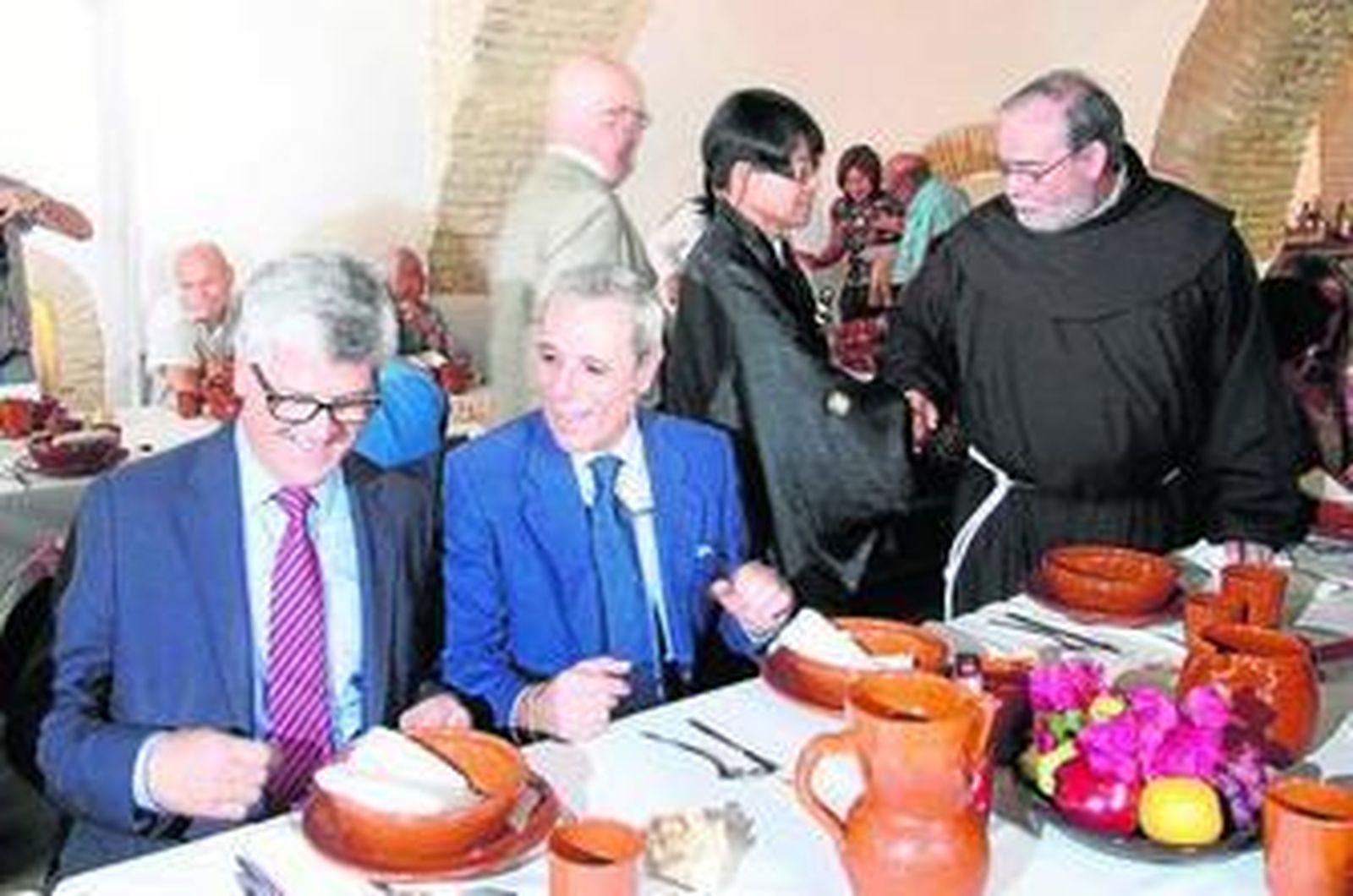 Katsuhiko Imae charla con fray José Lucas Tejera, ayer, en la Hacienda Mexina. A su izquierda, sentados,  José Japón Sevilla, cónsul de Japón en Andalucía, y Javier Landa, primer teniente de alcalde de Sevilla.