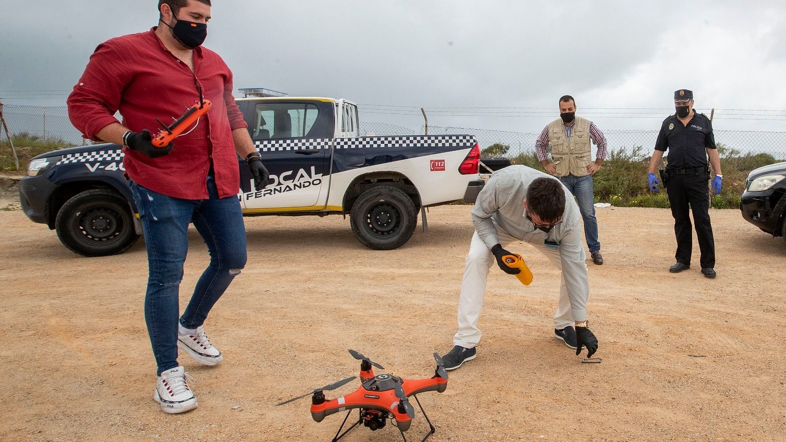 Probando los drones de la Policía Local en la playa de Camposoto.