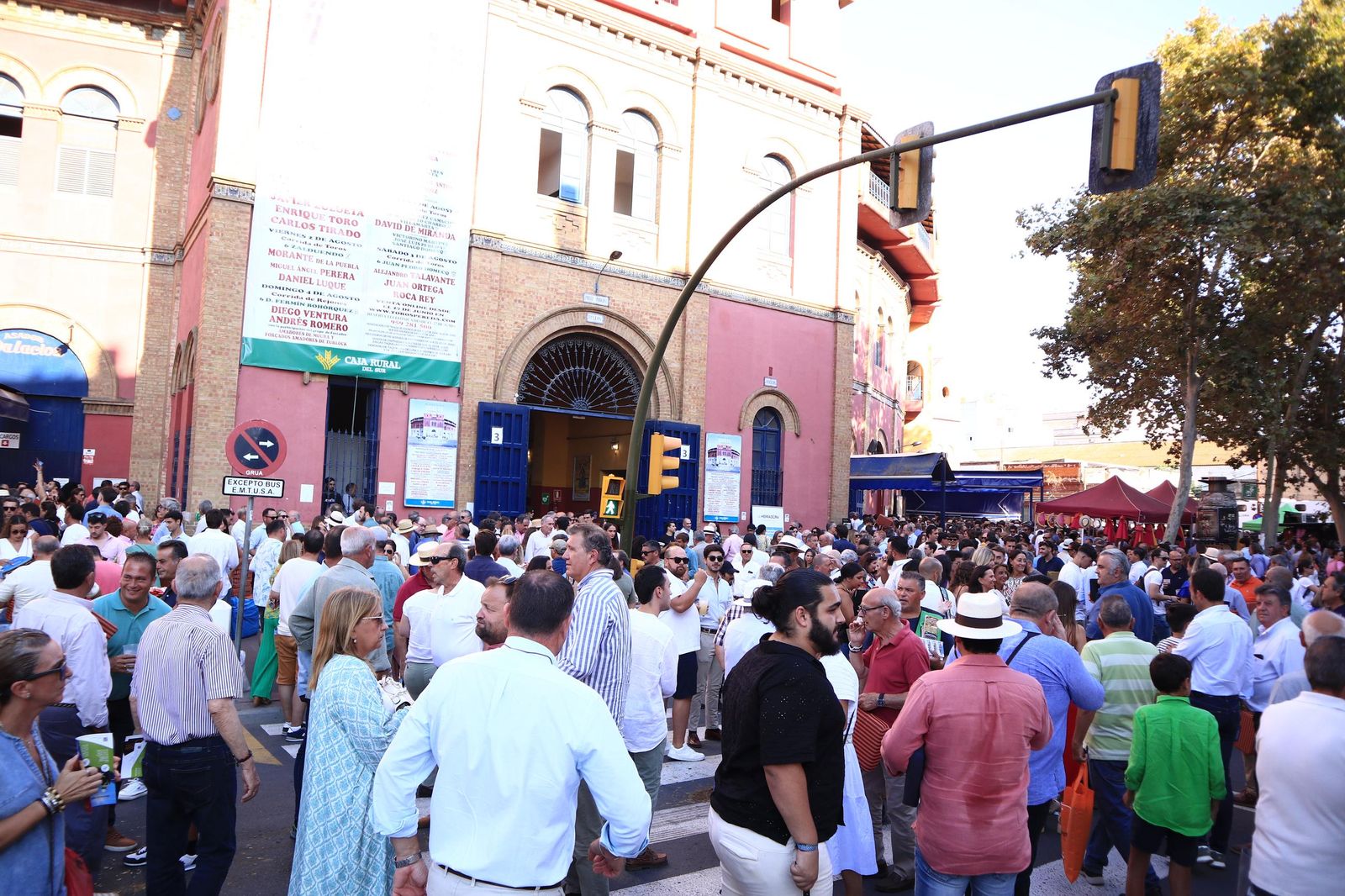 Imágenes de ambiente en el cuarto día de toros en Huelva