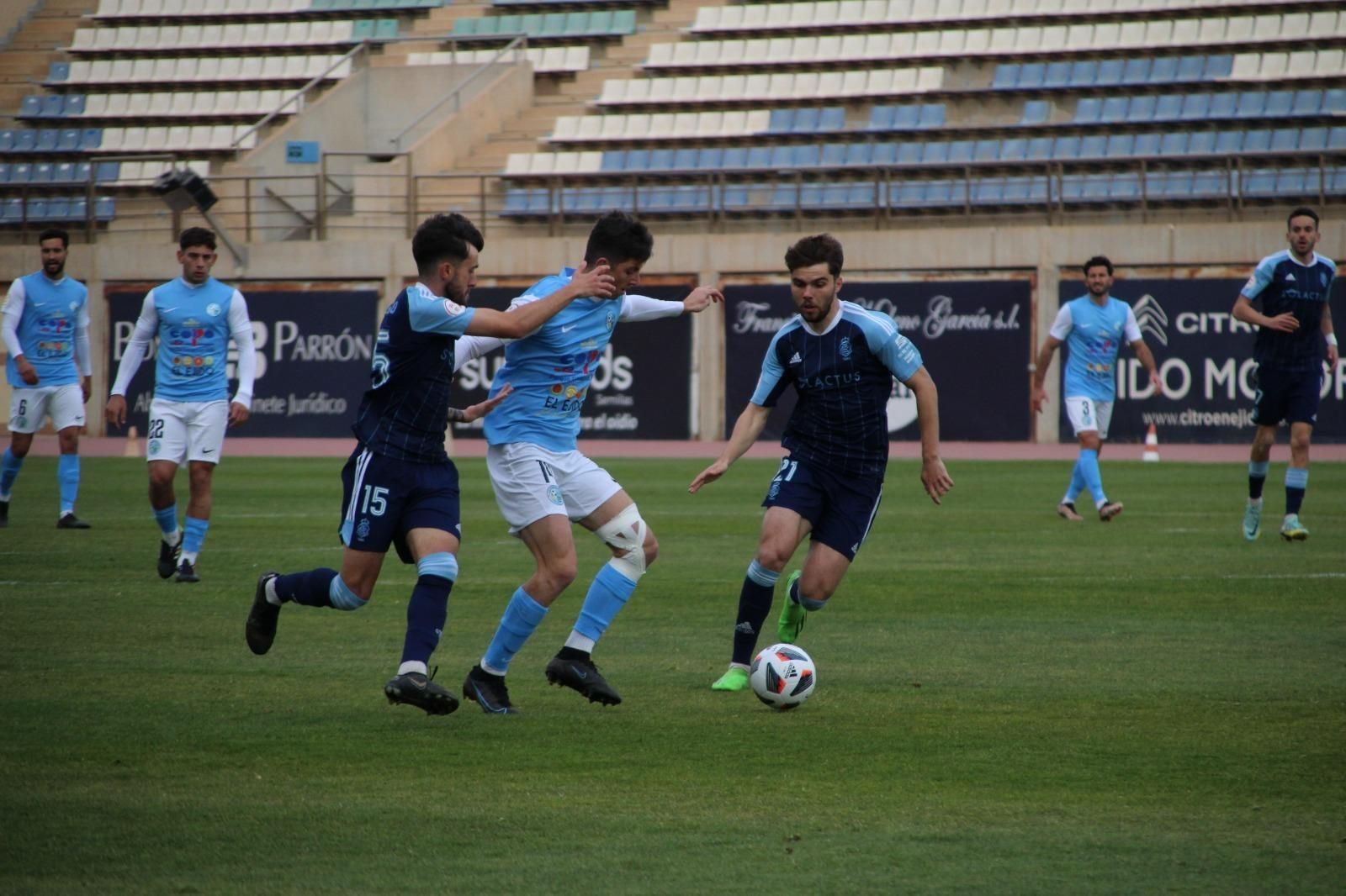 Jugada entre El Ejido y el Recre en el Municipal de Santo Domingo.