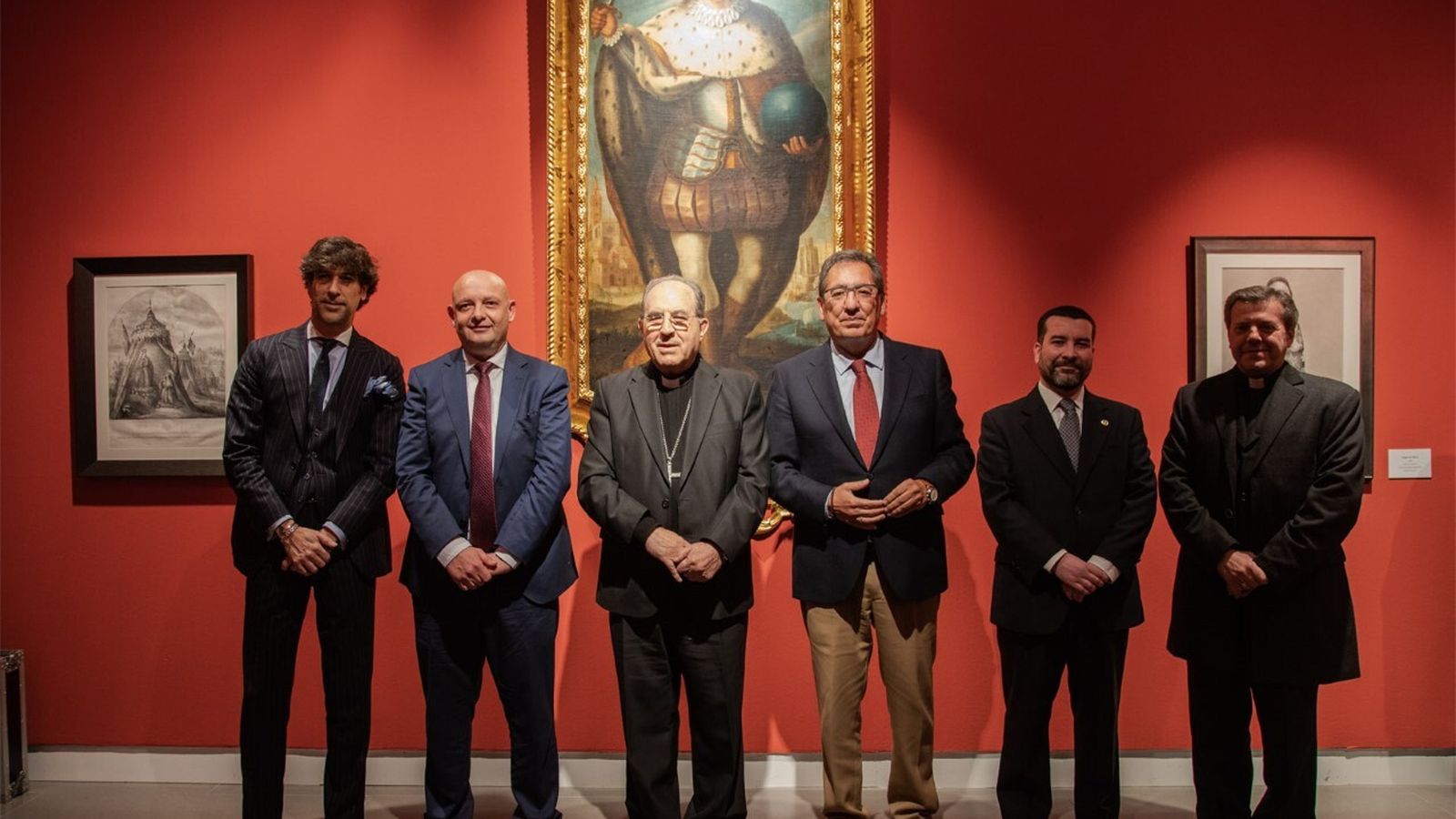 Las personalidades asistentes a la inauguración de la exposición.