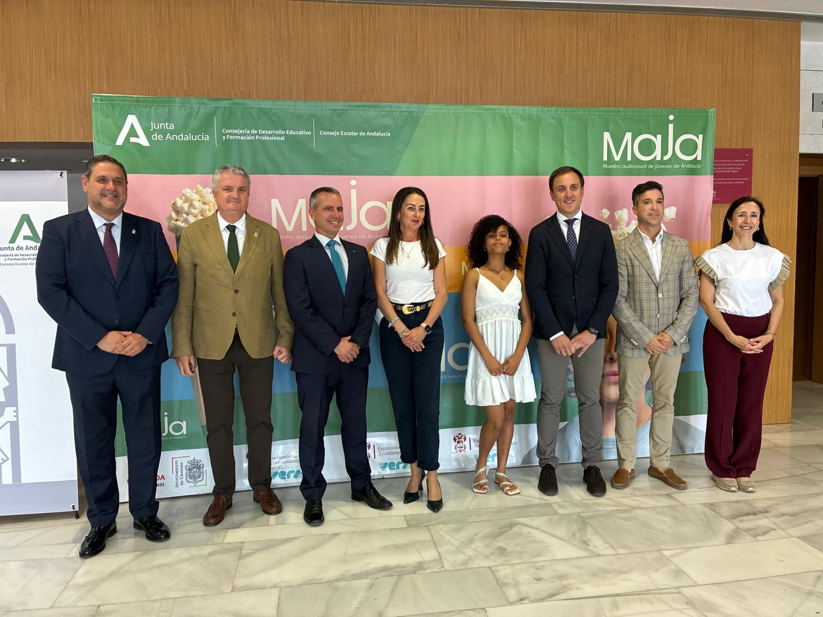 Autoridades junto a la premiada veratense.