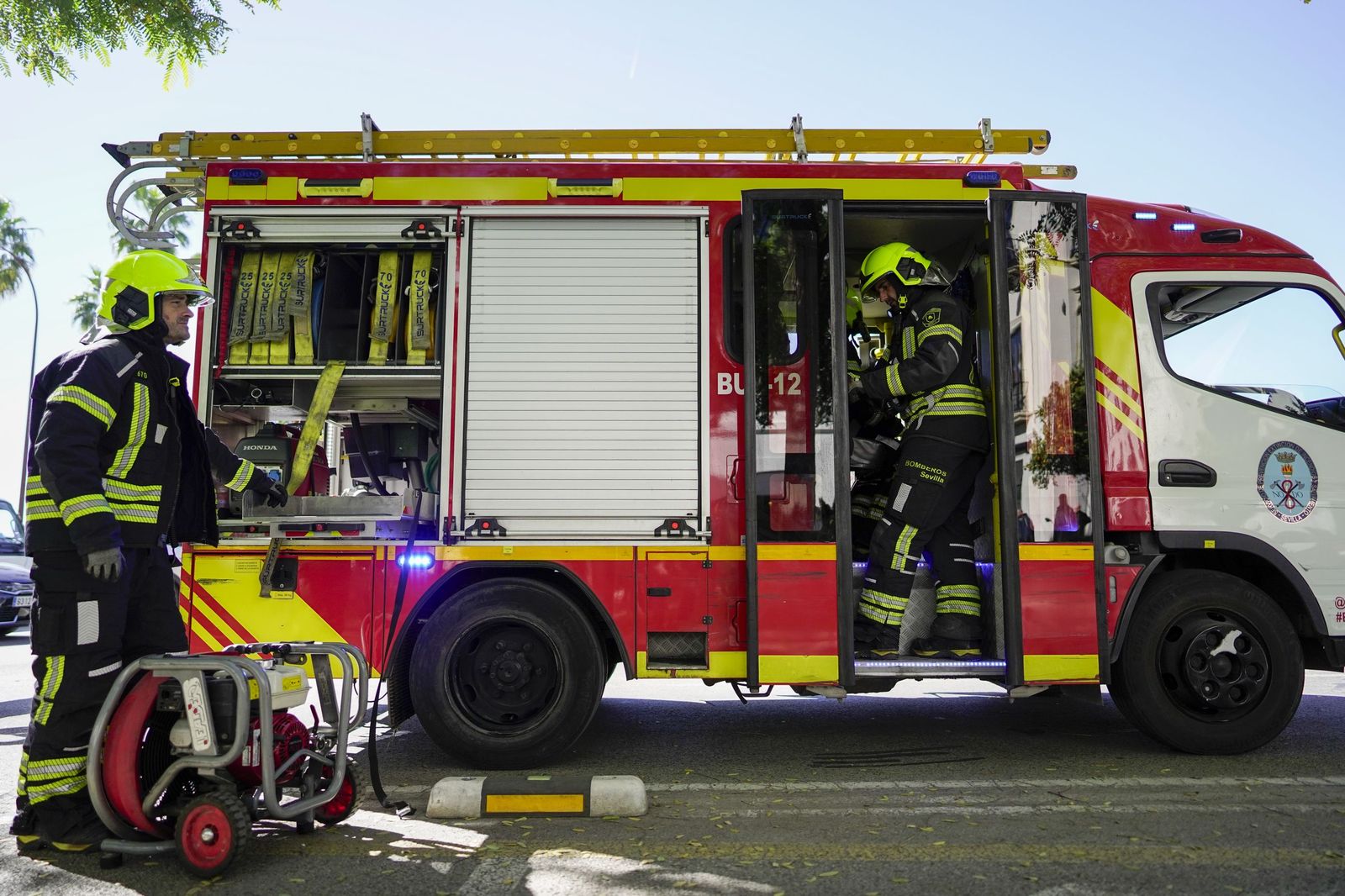 El simulacro de incendio organizado por el Servicio de Extinción de Incendios de los Bomberos, en imágenes