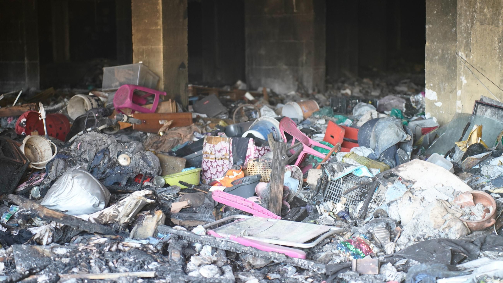 Fotos del edificio abandonado en la avenida Gesto por la Paz de Algeciras una semana después de incendiarse