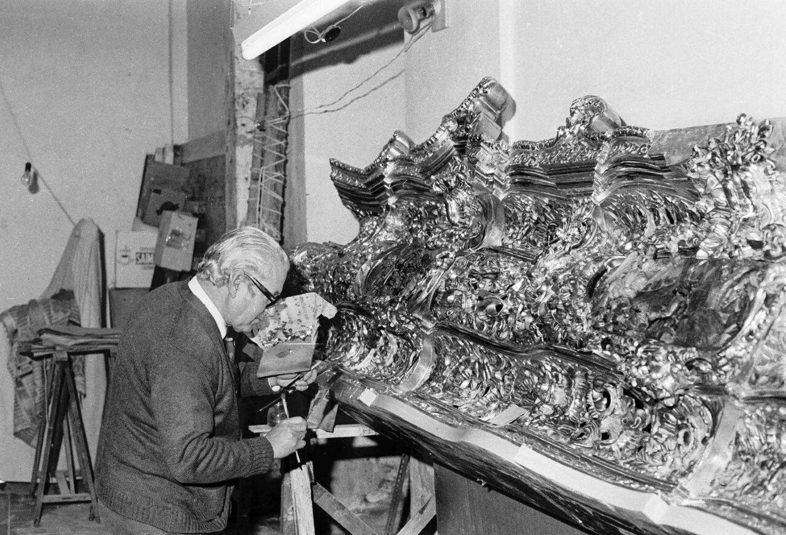 Manuel Calvo dorando la canastilla de un paso de misterio.