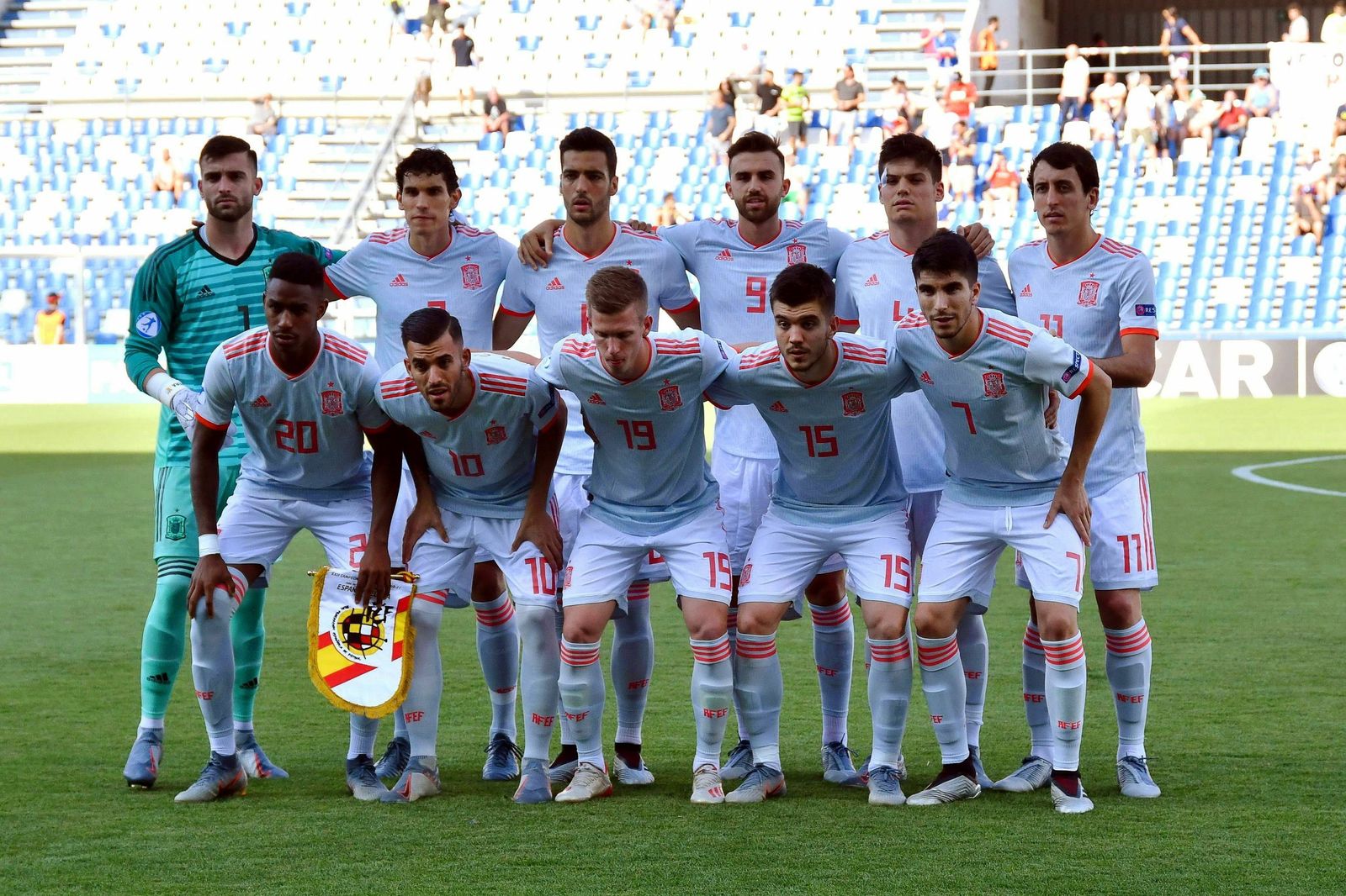 Júnior, en la foto del once inicial ante Bélgica.