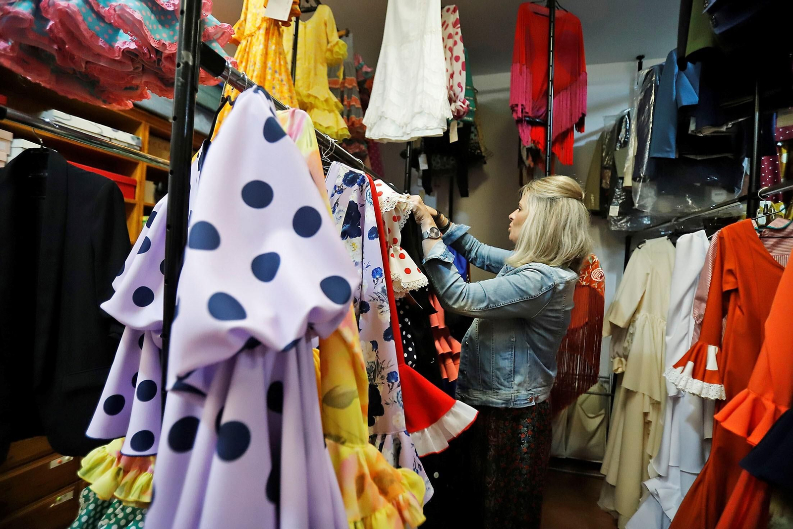 El almacén de El Ajolí lleno de trajes de flamenca para la Feria del Caballo.