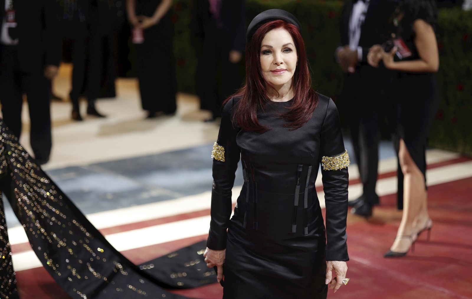 Priscilla Presley, de negro y detalles dorados, entre las menos favorecidas