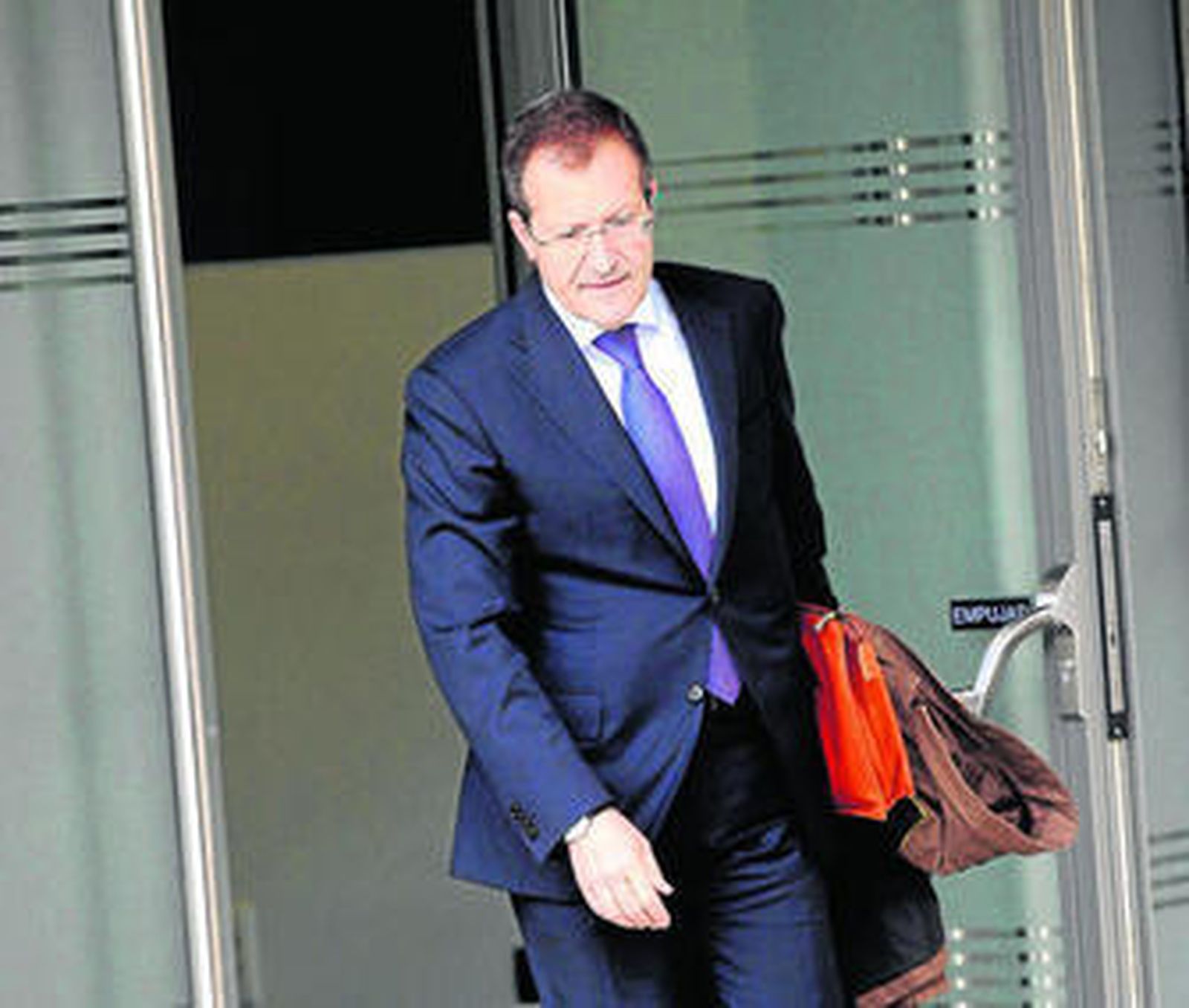 Antonio Fornieles, presidente de Abengoa, ayer en la puerta de la Audiencia Nacional.