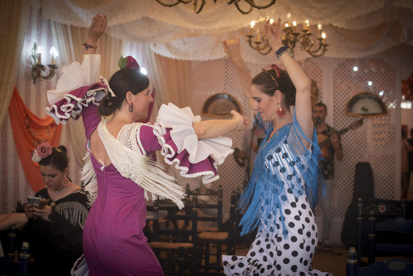 Dos mujeres bailando sevillanas