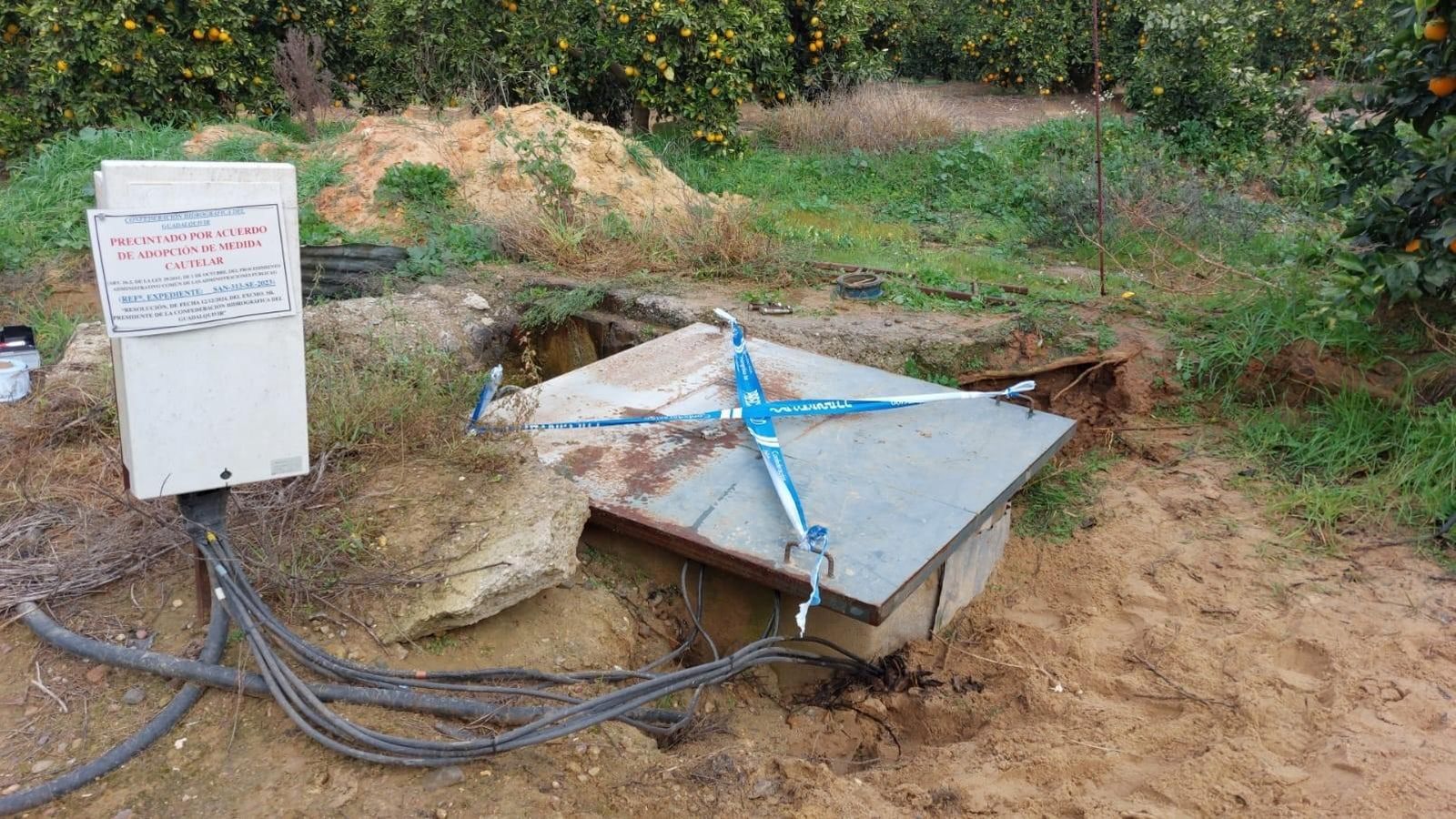 Uno de los pozos precintados en la finca de la Casa de Alba. Uno de los pozos precintados en la finca de la Casa de Alba.