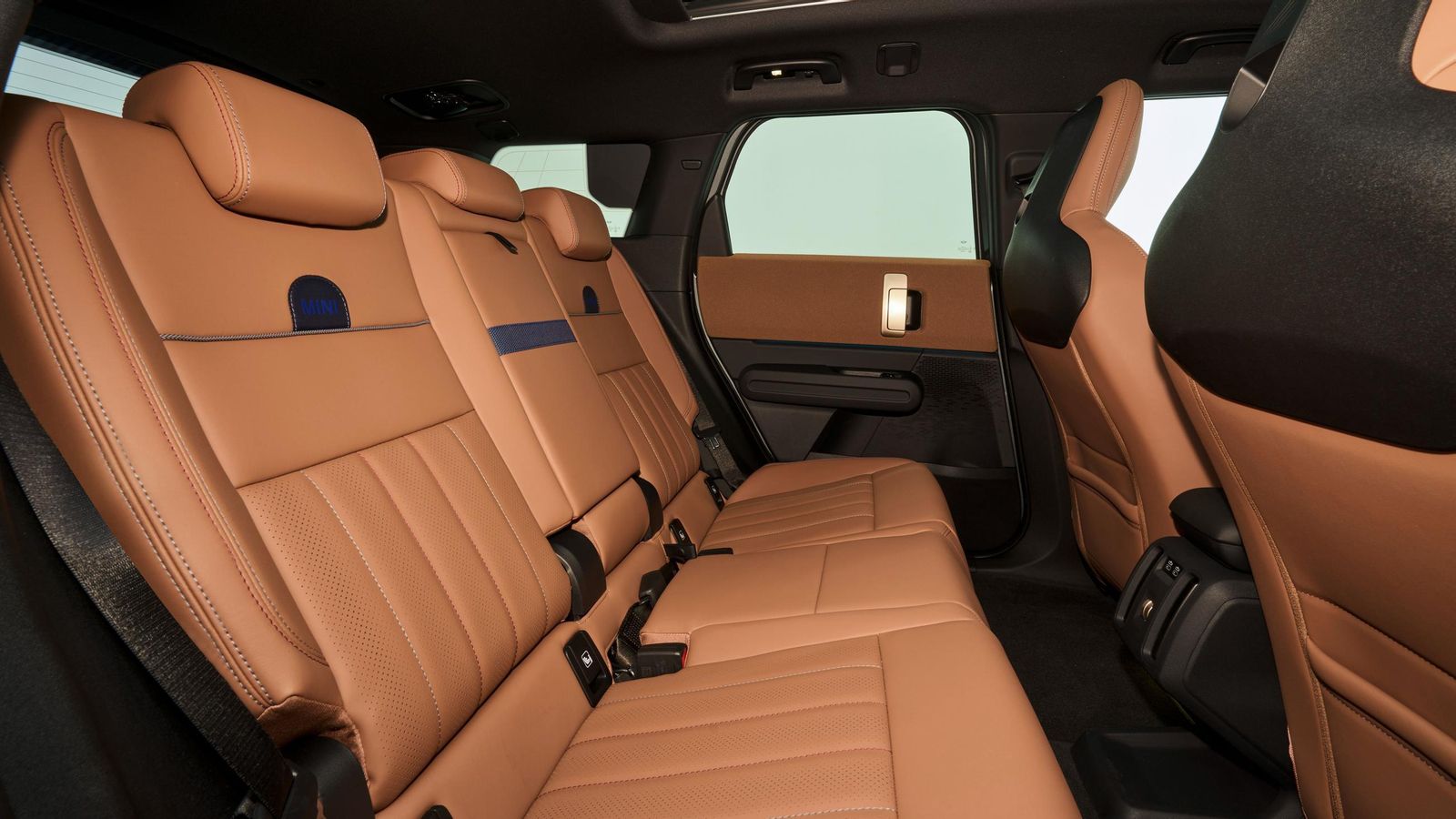 En los dos Countryman eléctricos no resulta posible deplazar, como sí ocurre con sus homólogos de combustión, la banqueta trasera longitudinalmente en dos partes.