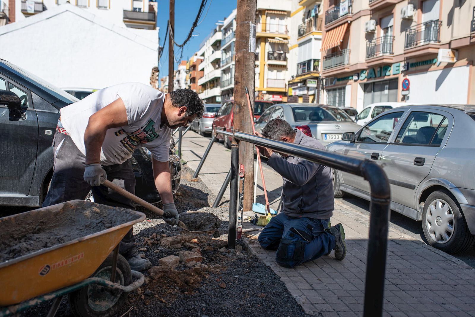 Colocación del vallado en los terrenos utilizados como aparcamientos.