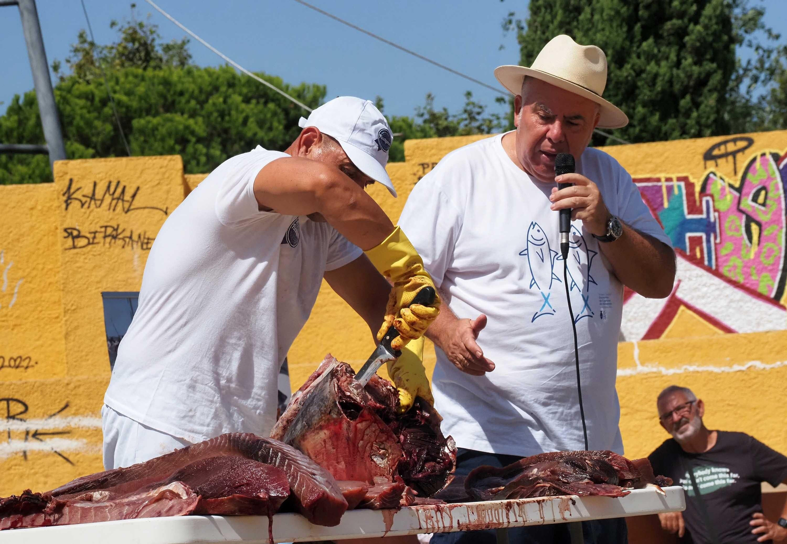 Las espectaculares imágenes del ronqueo de un atún en Isla Cristina