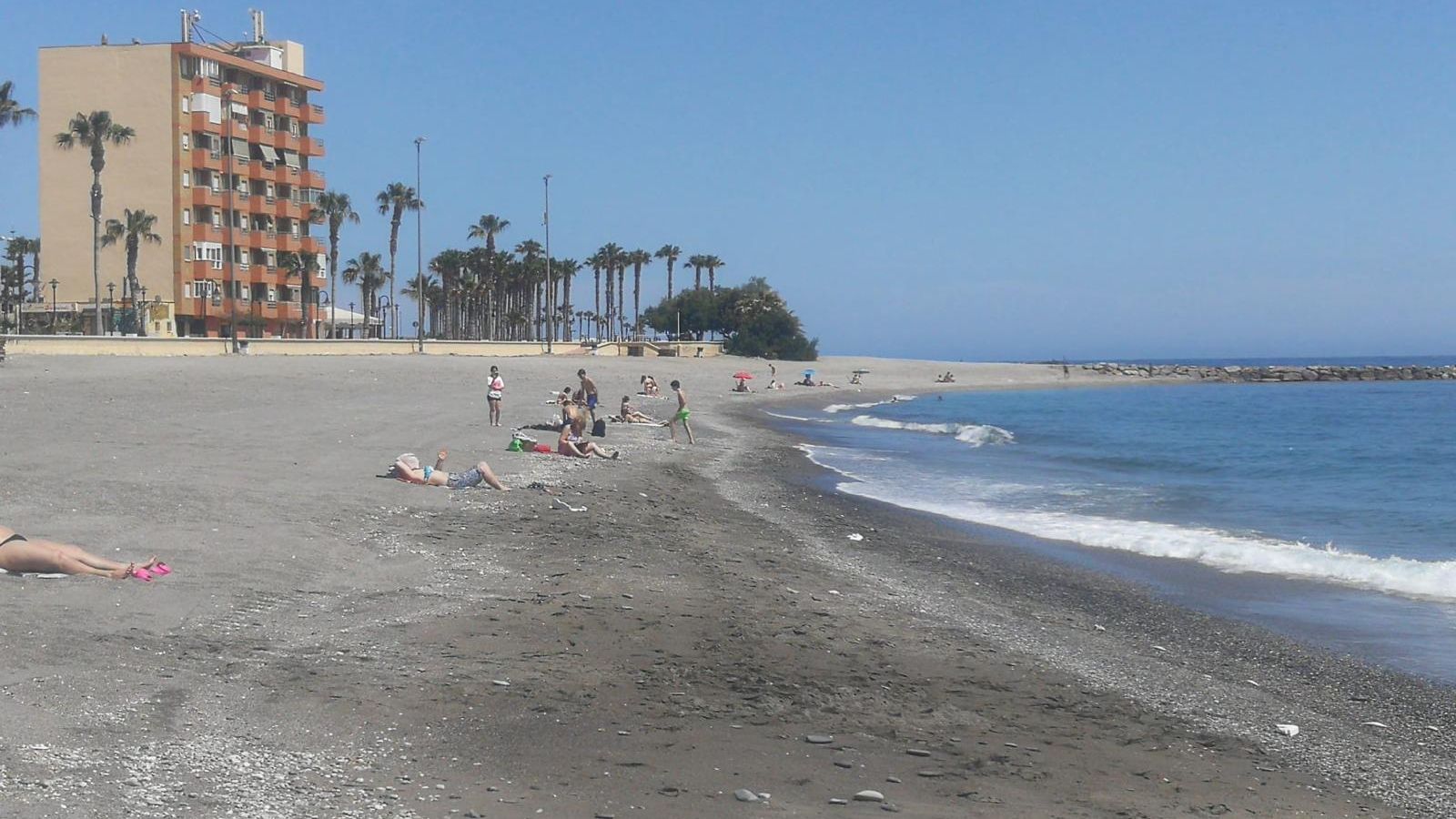 Playa de San Nicolás en Adra, ayer.