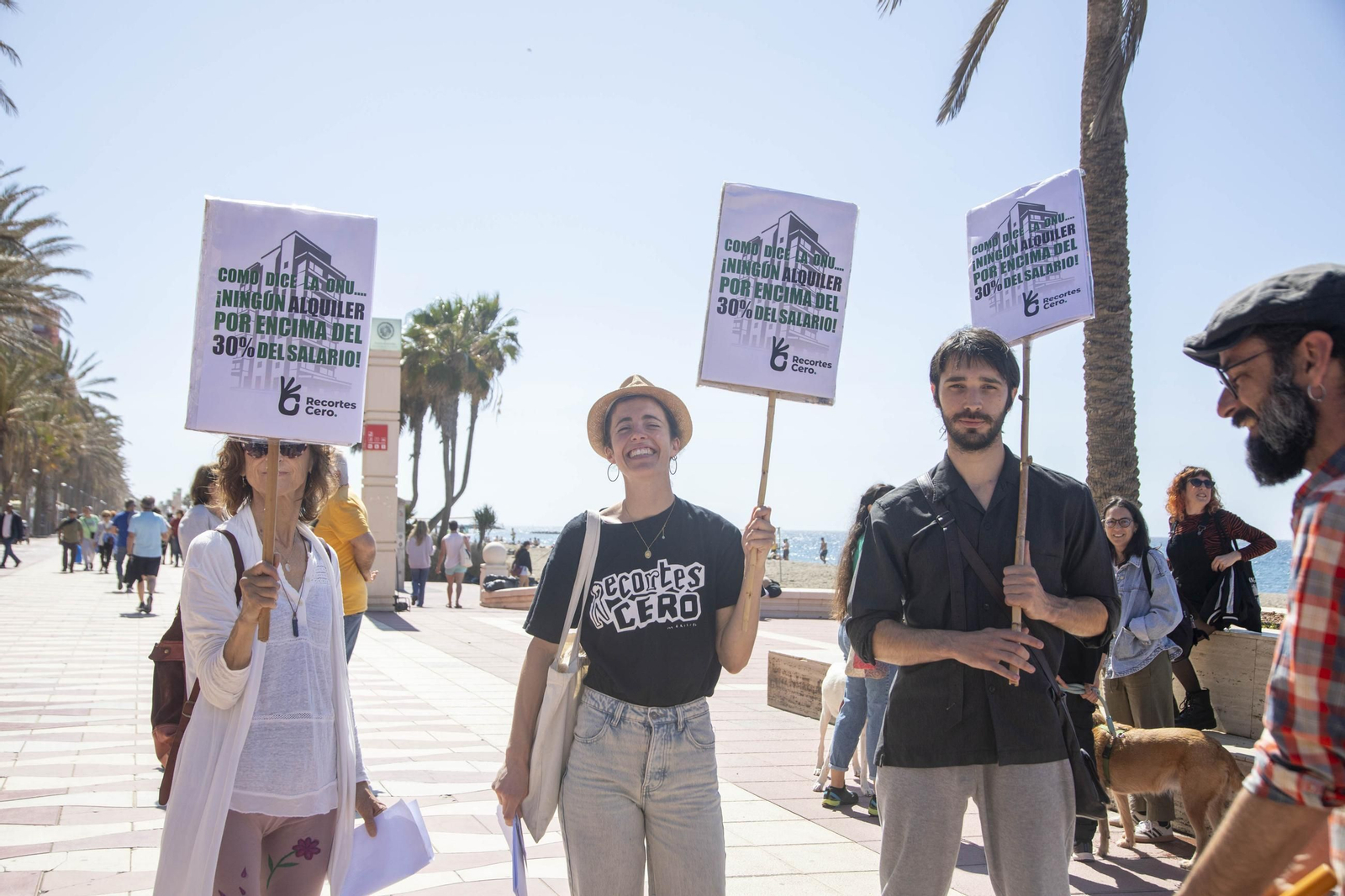 Imágenes de la manifestación en contra del negocio de la vivienda en Almería