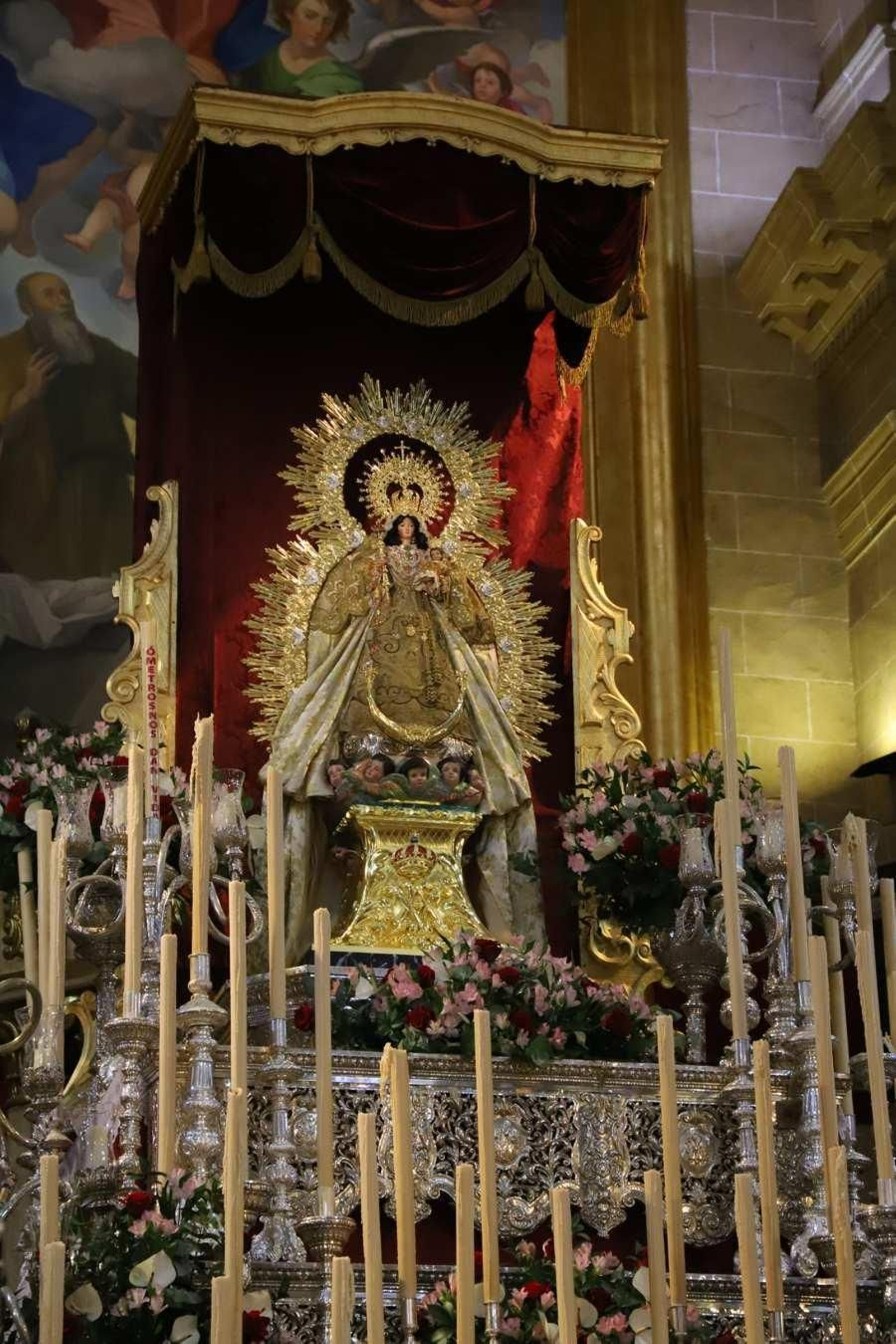 La Virgen preside el altar mayor de la parroquia.
