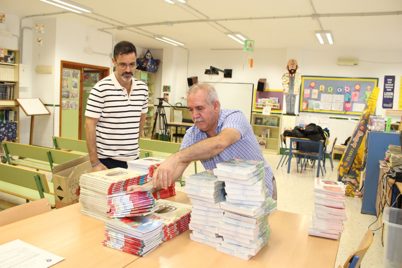 La entrega de un lote de libros a un centro escolar.