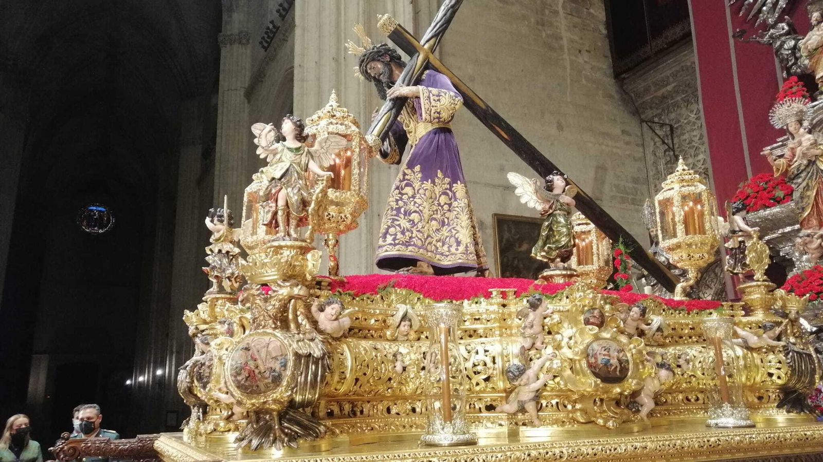 El Gran Poder con la túnnica de los Devotos antes de salir de la Catedral