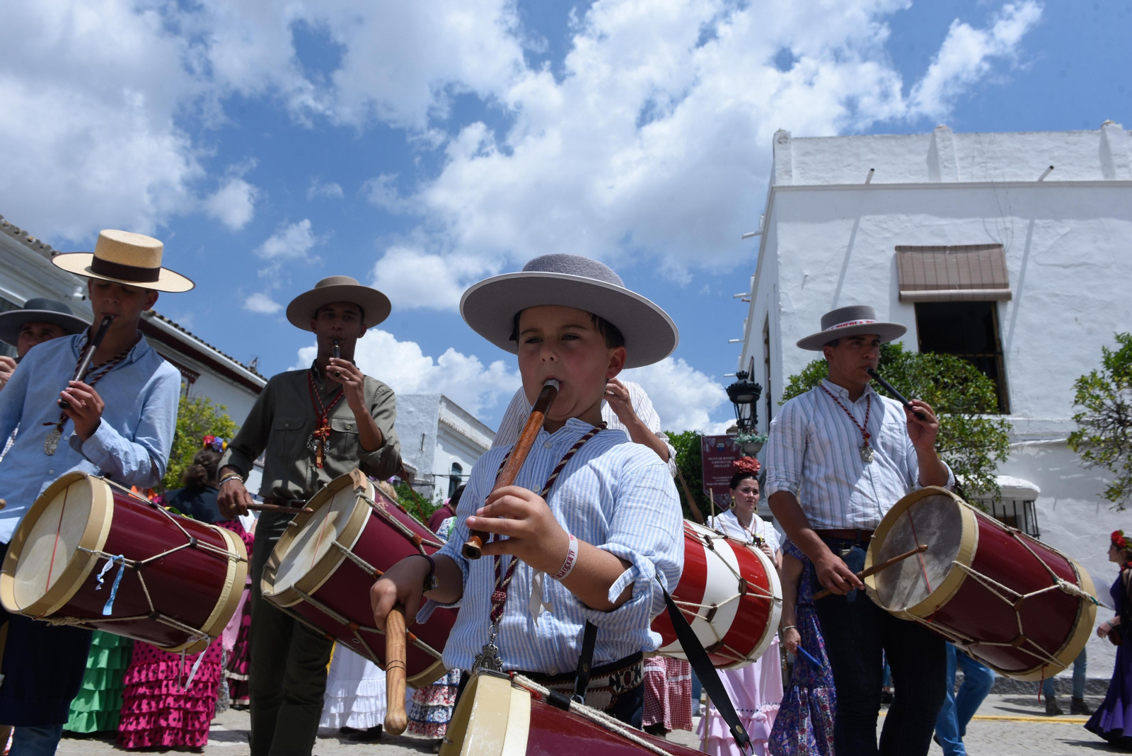 El paso de las Hermandades de Coria y La Puebla del Río por Villamanrique, en imágenes