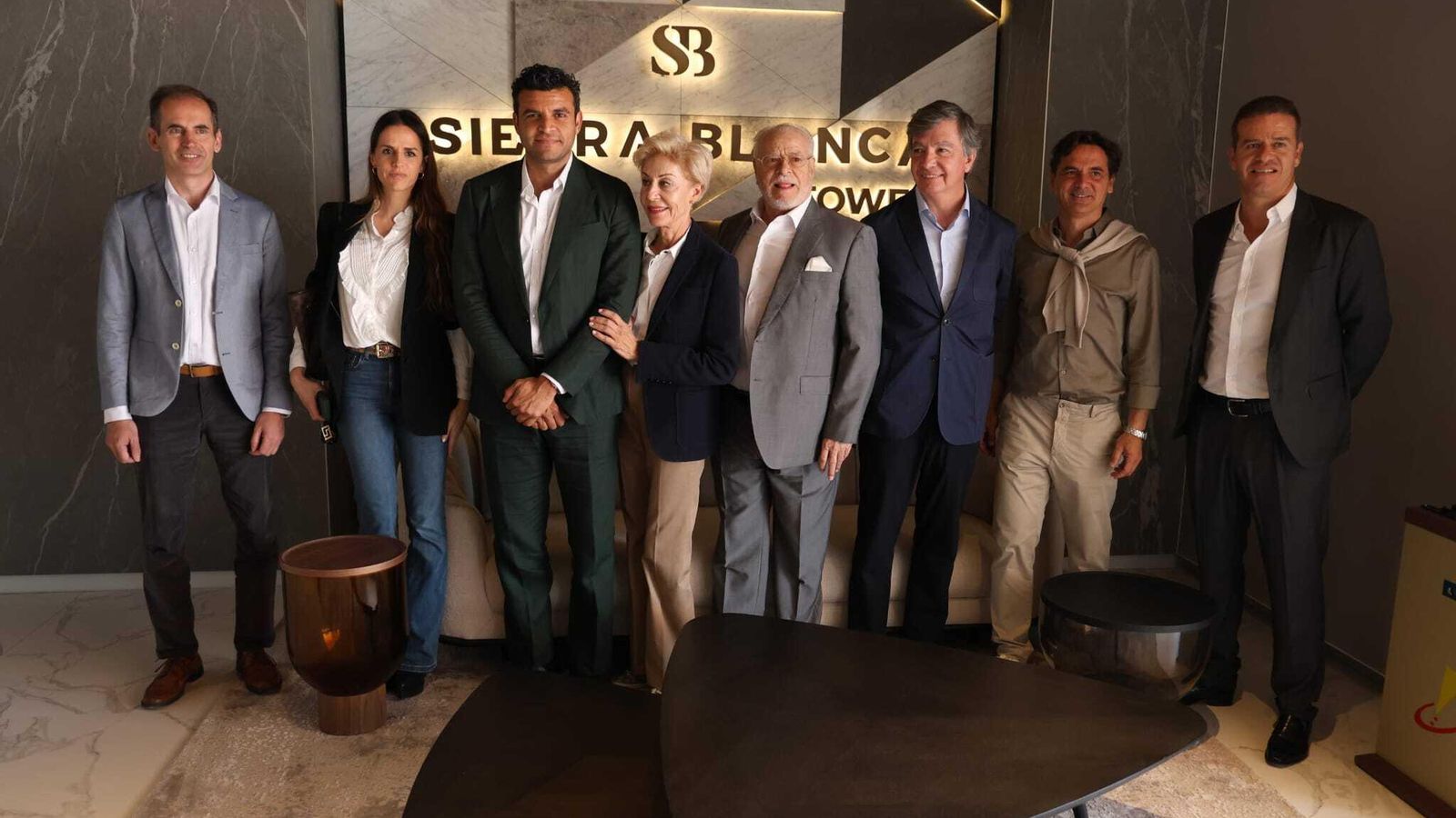 Representantes de Sierra Blanca, arquitectos, equipo de diseño y constructores posan en el recibidor.