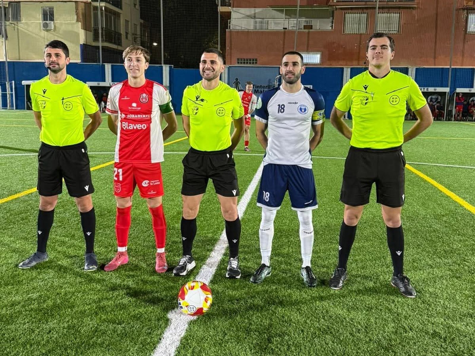 Los capitanes del conjunto torreño y del CD El Palo, junto al trío arbitral.