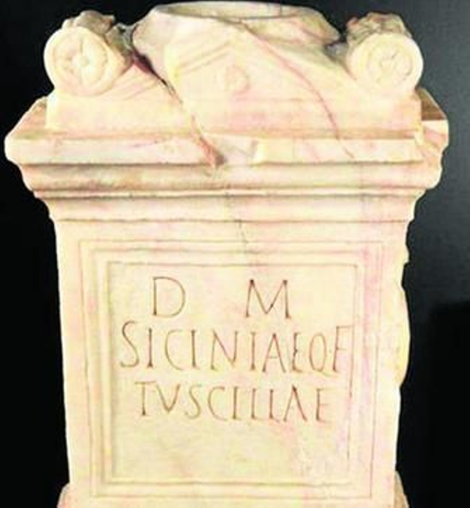 Ara de Sicinia Tuscila (Museo Arqueológico de Jerez). Época de Augusto.