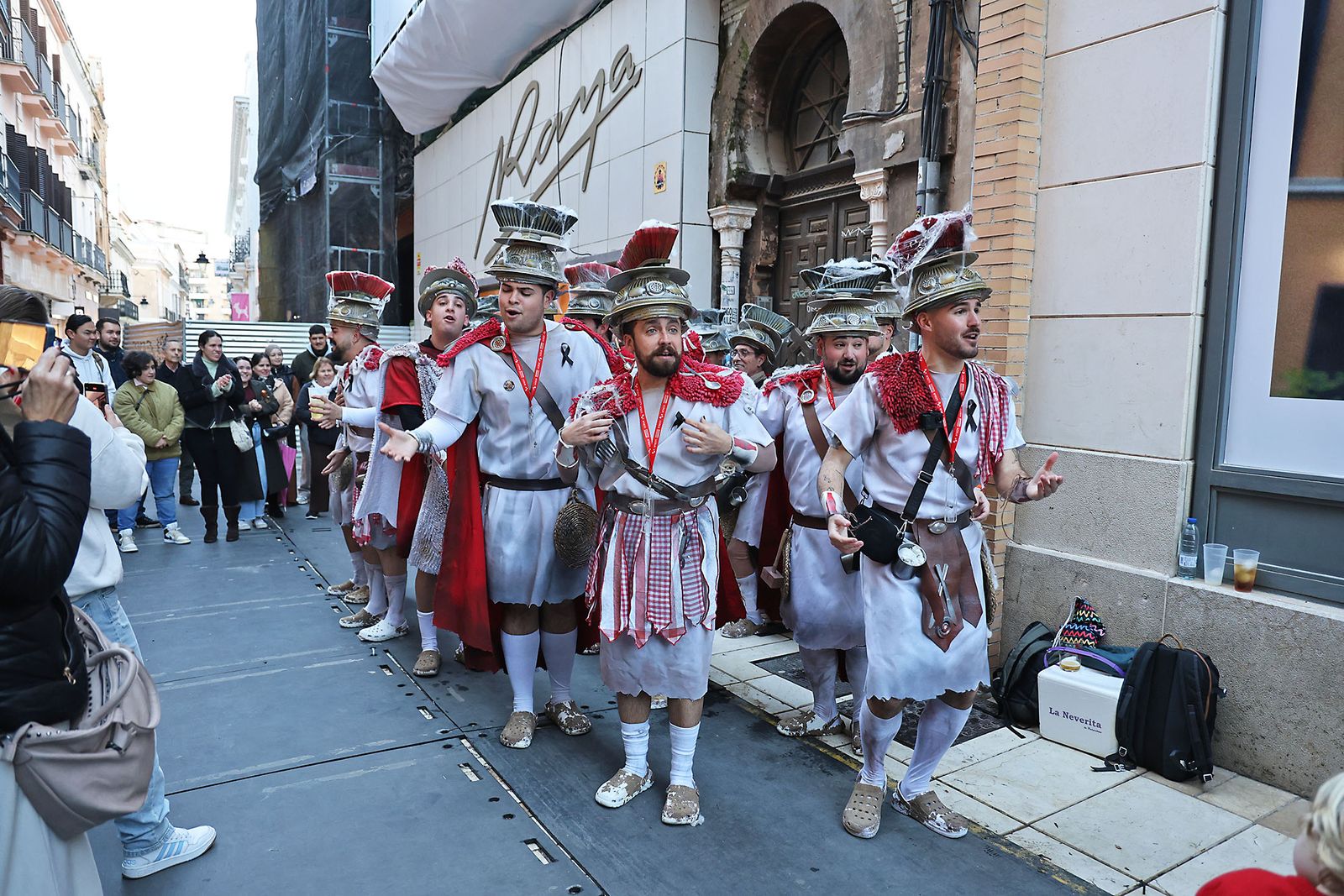 Las agrupaciones del Carnaval Colombino toman las calles del centro de Huelva