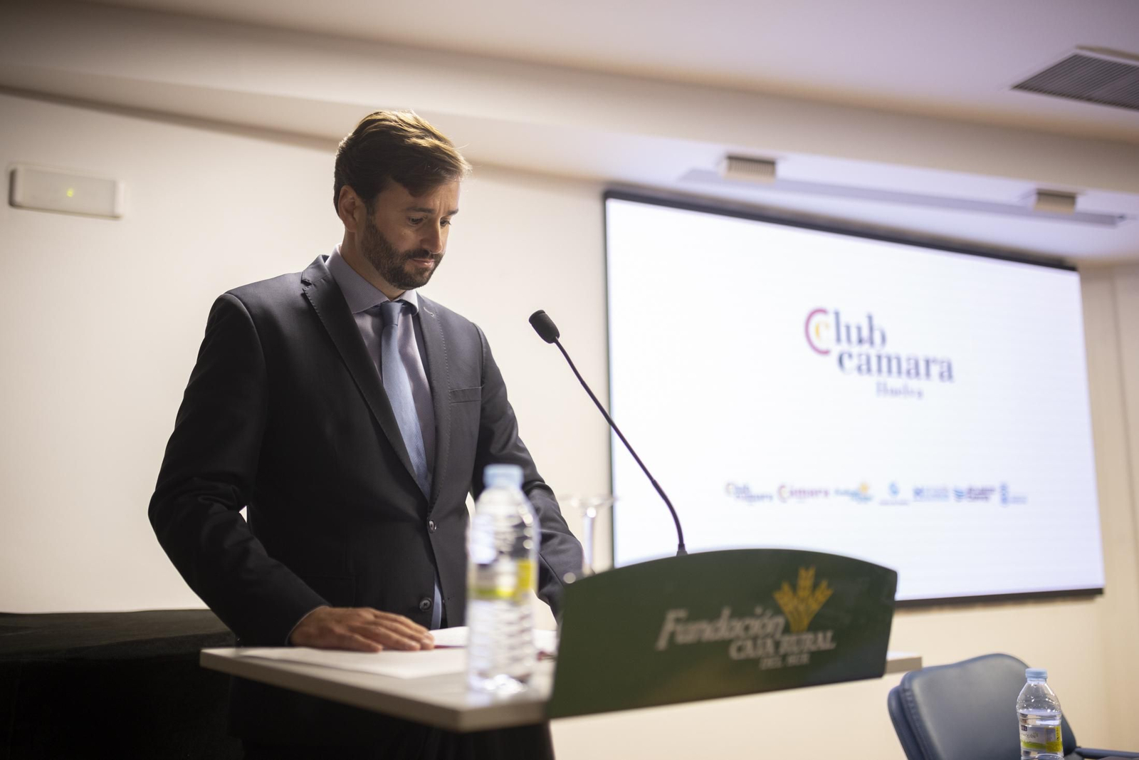 Imágenes de la conferencia de Ricardo Martínez Rico organizada por Club Cámara en la Fundación Caja Rural del Sur