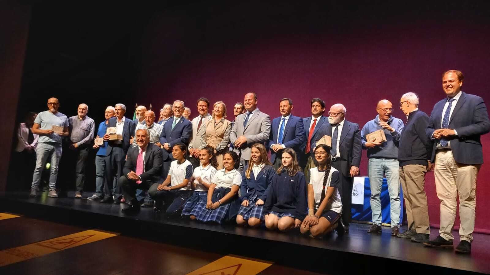 Los participantes en el acto conmemorativo del 20 aniversario.