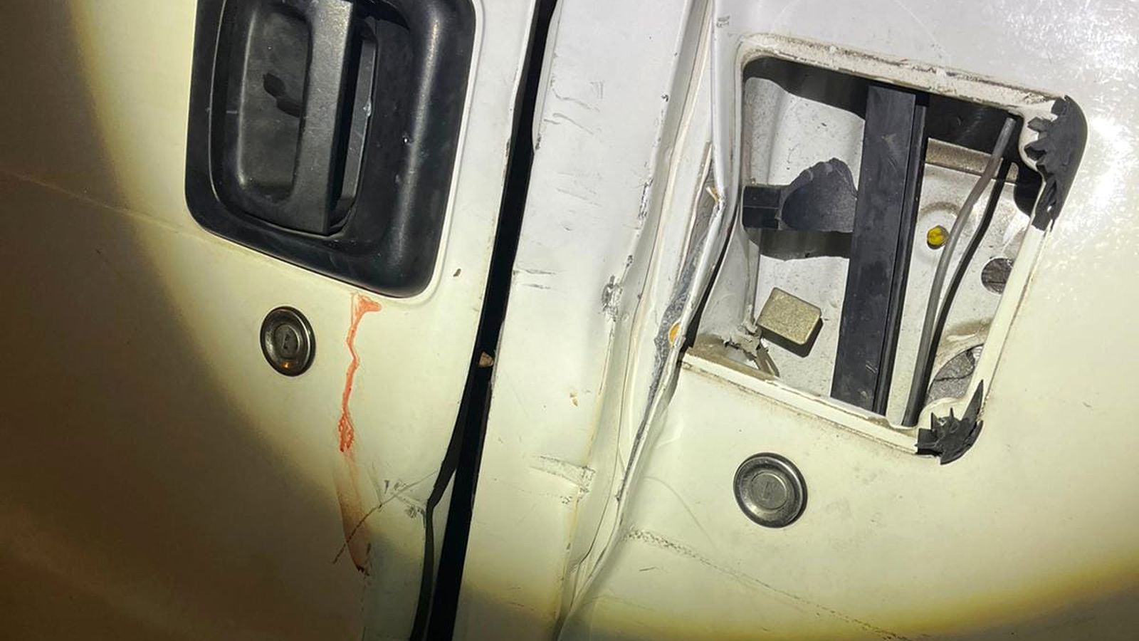 Estado en el que quedó la puerta de la furgoneta