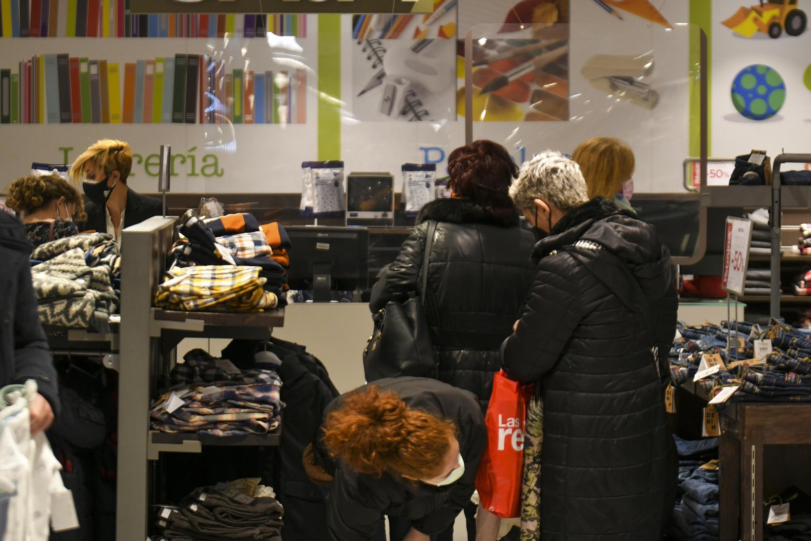 Fotos: el inicio de las rebajas en el Corte Inglés de Granada