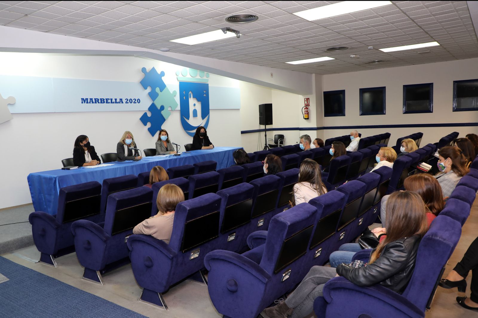 La alcaldesa de Marbella, Ángeles Muñoz (2ª I), en el encuentro mantenido con colectivos de la ciudad.