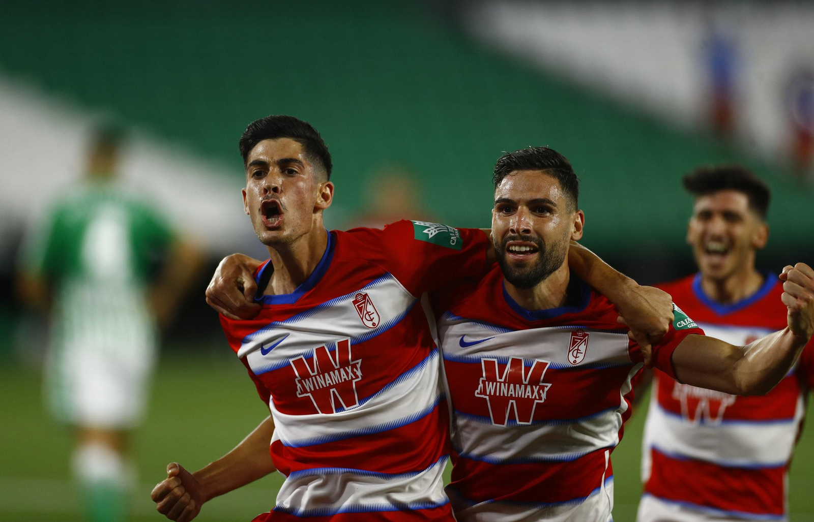 Antonio Puertas acude a celebrar con Carlos Fernández su tercer tanto de manera consecutiva en los dos últimos partidos.