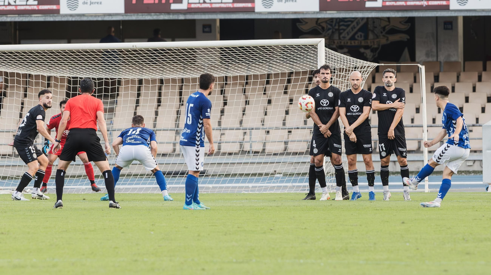 Imágenes del triunfo del Xerez DFC en el 34 Trofeo de la Vendimia