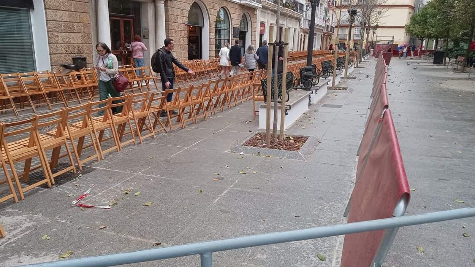 Los bancos han quedado encerrados entre las vallas y las sillas para la Semana Santa