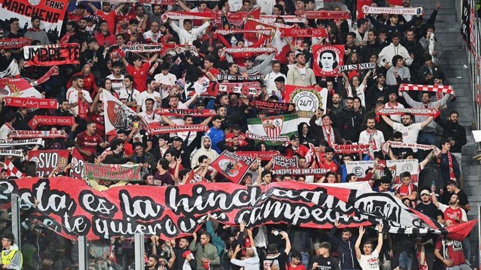 Los aficionados del Sevilla, en el Juventus Stadium.