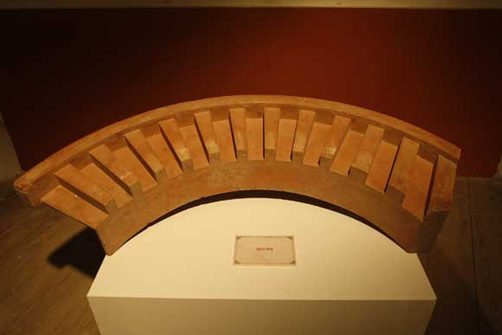 La exposición también recoge originales de los materiales constructivos que dan forma a la impresionante fachada de estilo mudéjar que viste al teatro. También pueden verse otras piezas como un foco de escena de 1960.

Foto: Jose Braza