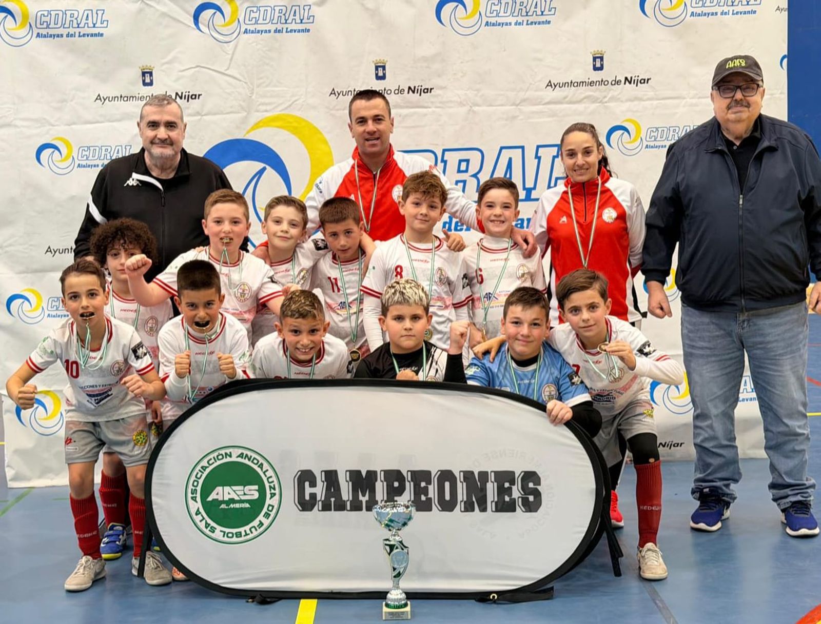 Los jugadores de la AD Alhama posan con el título conseguido en tierras nijareñas.