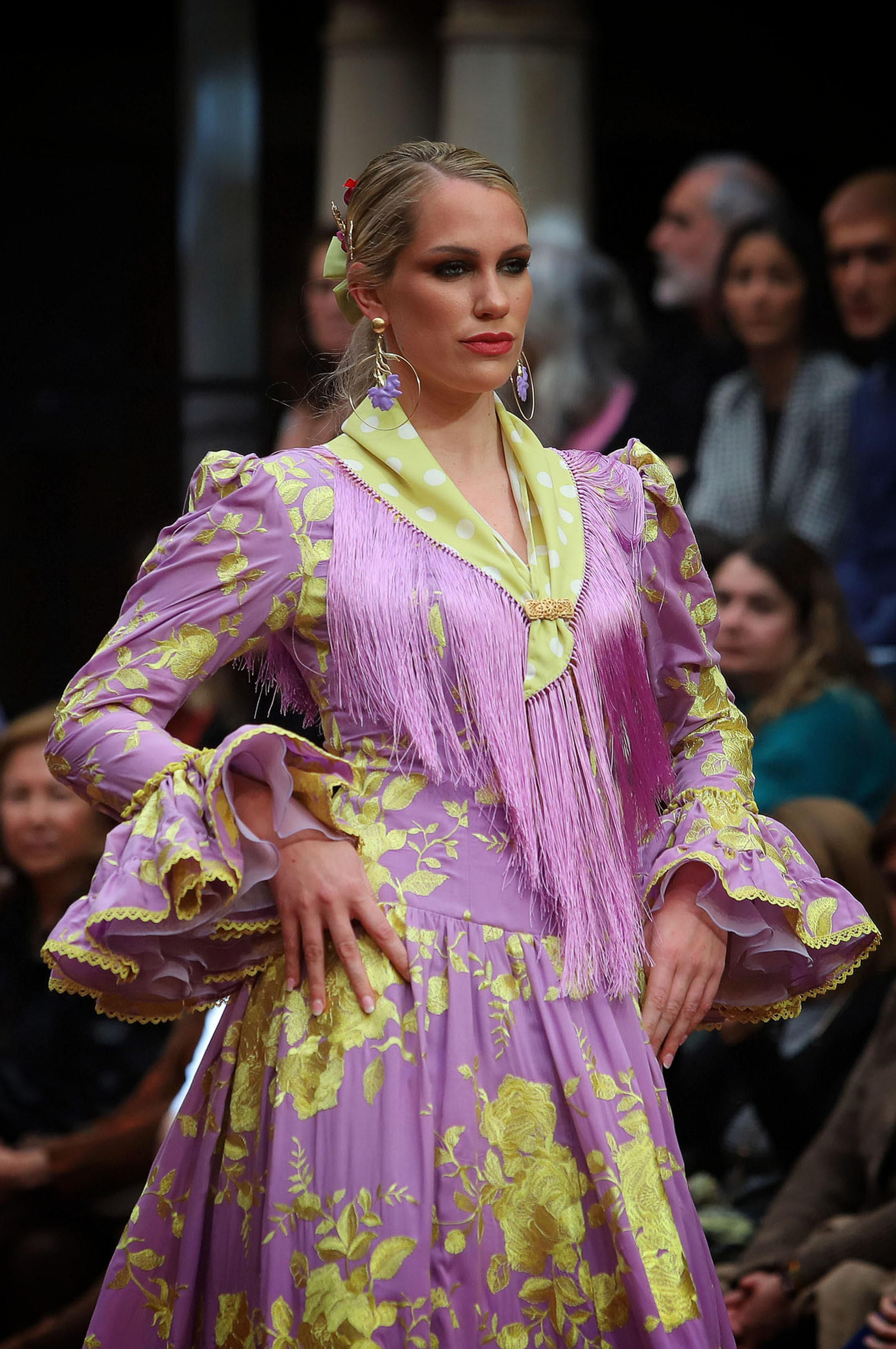 Huelva Flamenca 2023. Imágenes del desfile benéfico de El Ajolí a favor de Cruz Roja Española