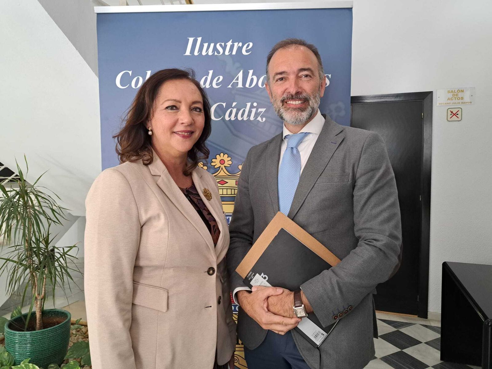 Alfonso Jiménez, abogado colaborador de la patronal Horeca, y Cinta Vivancos, vicepresidente de ASNALA y diputada del Colegio de Abogados de Cádiz.
