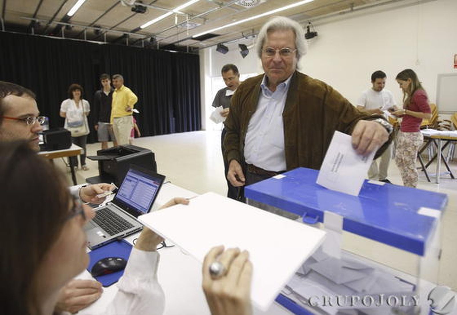 Javier Nart, de Ciudadanos, votando.

Foto: EFE